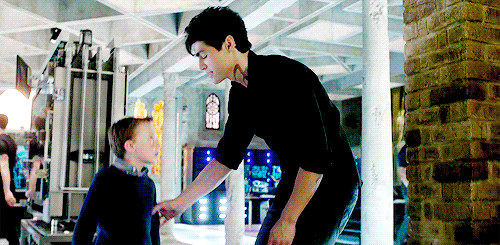 lightwoodgifs:
Alec + squatting down to talk to his lil siblings 
