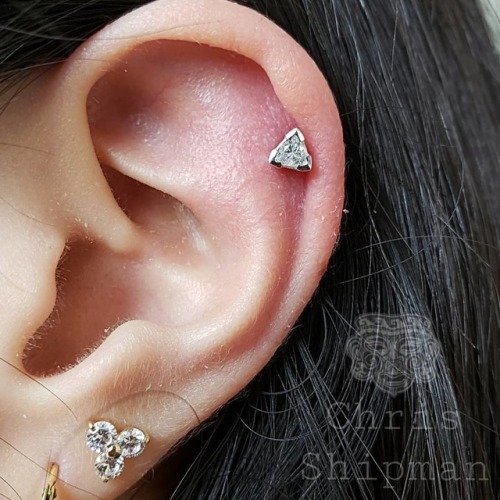 Todays Treatyoself Tuesday features a wonderfully healed helix piercing with a trillion V prong half