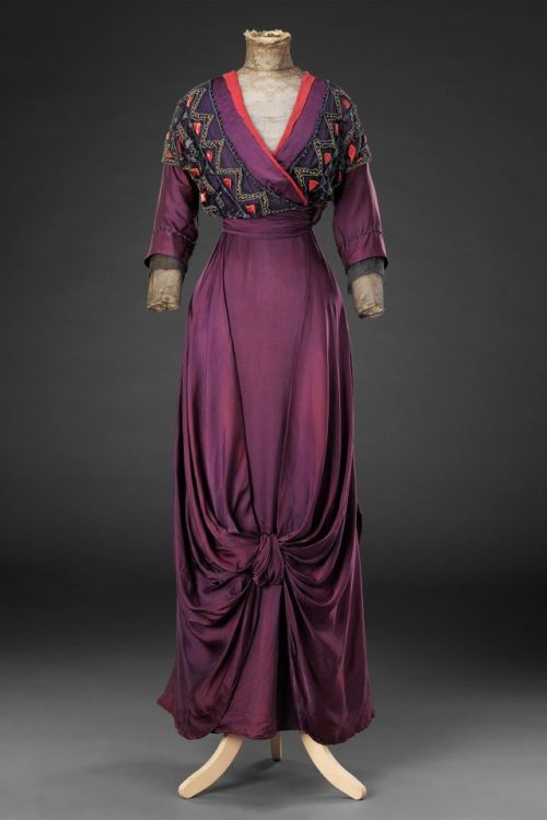 • Dress.Date: ca. 1912