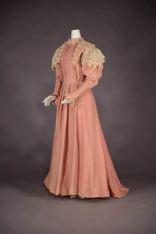 Tea gown, 1890′sFrom the Kobe Fashion Museum via Fashion Press