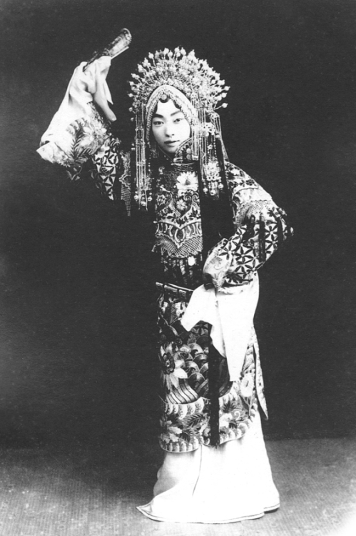 a-hulder:Peking Opera artist Mei Lanfang, most known for playing “dan” (female roles) in various cos