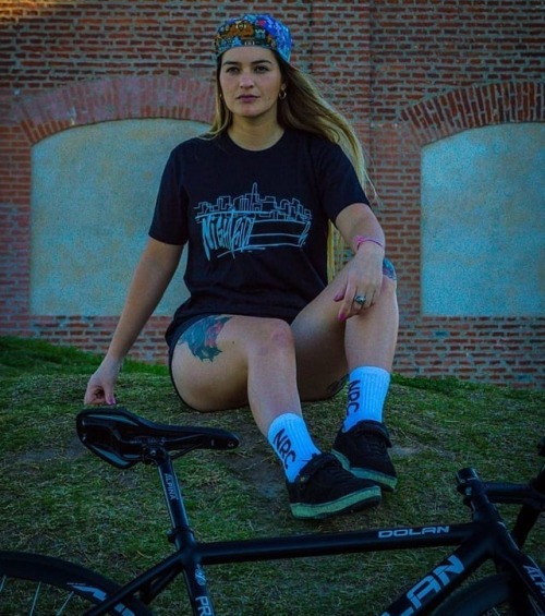 javi-ballestero: @mikucecco #citygirls #girlbike #fixiegirl #fixedgirl #argentinagirl (en Argentina)