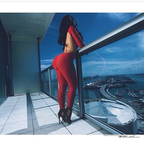 watchouttherenow:  bombshellbootys:  Stephanie Acevedo  😄