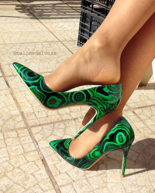 talonsdelonze:Green malachite stiletto pumps dangling, home sweet home. ...... #CandidShot#collant#f