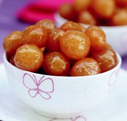 comtesse-du-chocolat:  Sometimes happiness is a bowl of loukoumades with honey and cinnamon! (via pinterest)