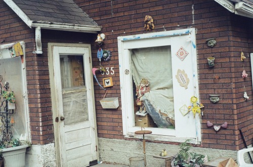 goldenprairies: doll window 
