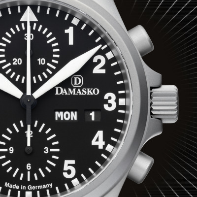 Eine Marke mit hohem Selbstbewusstsein wie DAMASKO muss sich nicht scheuen, auch einmal einem echten Uhrenklassiker eine Remineszenz zu erweisen. Die vertikale Tri-Compax-Anordnung der Totalisatoren zitiert die natürliche Anordnung eines Valjoux 7750 Kalibers. 1973 entwickelt wird das Valjoux 7750 bis heute verbaut und zählt zu den erfolgreichsten modernen mechanischen Chronographenkalibern in der Schweizer Uhrengeschichte. Die dezent-eleganten 40mm-Chronographen der DC5X-Reihe von DAMASKO verbinden dieses historische Zitat mit seinem hochpräzisen Innenleben zu einem neuen Klassiker.A brand with high self-assuredness like DAMASKO must not shy away from displaying a reminiscence to a genuine classic watch at times. The vertical tri-compax arrangement of the totalisers cites the natural arrangement of a Valjoux 7750 calibre. Developed in 1973, the Valjoux 7750 is built into watches to this day and is among the most successful modern mechanical chronograph calibres in Swiss watch history. The discreet, elegant 40mm chronographs of the DC5X series from DAMASKO combine this historical citation with its high-precision inner workings to create a new classic [ #damasko #innovation #MadeInGermany #dc56 #chronograph #airbus #GERMANMADE #germanwatch ]