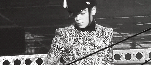 ttabis:  Tabi chewing gum while performing 
