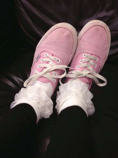kurokosmilkythighs:  ☁️pretty boy essentials: boy clothes and frilly socks☁️