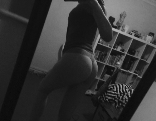 fix-myhead:  Just your average booty pic 💁🏼