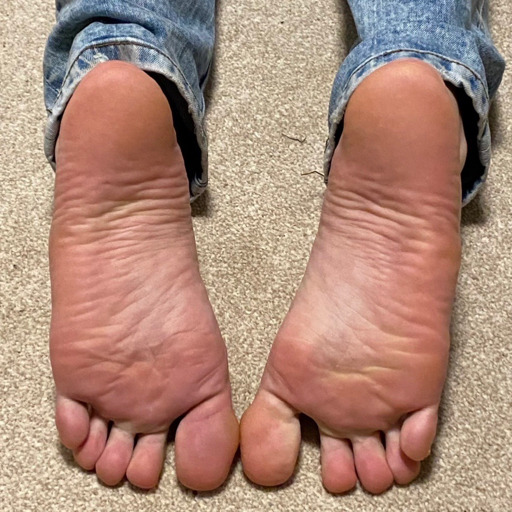 my-boyfriends-feet:  Barefoot and blue jeans