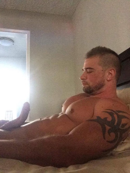 male-celebs-naked:  Aaron Burgart