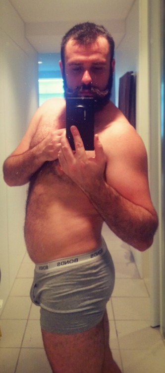 dontworryimasamplesize:  Workin on my Bear Fitness  Damn what a hottie!