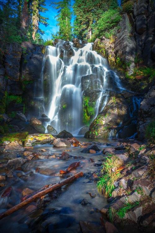 Porn photo amazinglybeautifulphotography:A lush waterfall