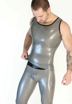 avakrubber:To see more hot guys: http://avakrubber.tumblr.com/archive