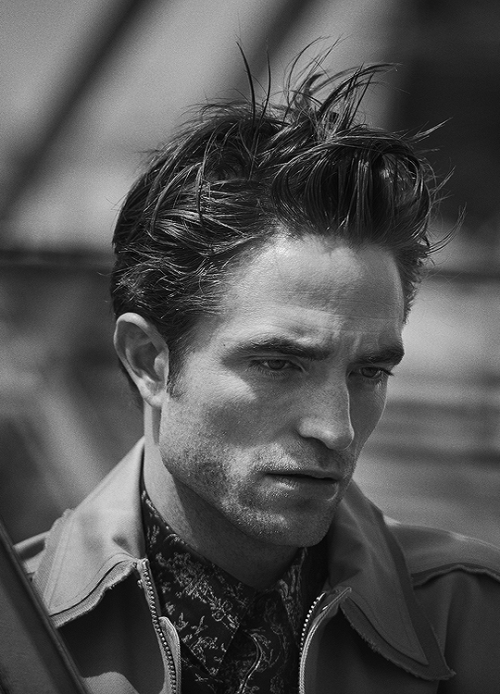 eravanaaaah: chloesevigny:ROBERT PATTINSON© Peter Lindbergh | Dior Magazine (2018) DAMMIT, PATTINSON