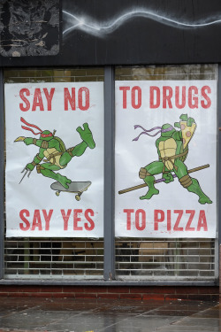 fishbug:  SAY NO SAY YES TO DRUGS TO PIZZA  DON&rsquo;T DEADOPEN INSIDE