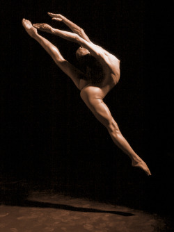 nudemuscle:  Diagonal air splits  That is just all kinds of impressive and&hellip; ya UNF!