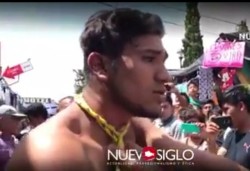 chicosguaposlindos:  Detienen y Desnudan a un Ladrón de celular