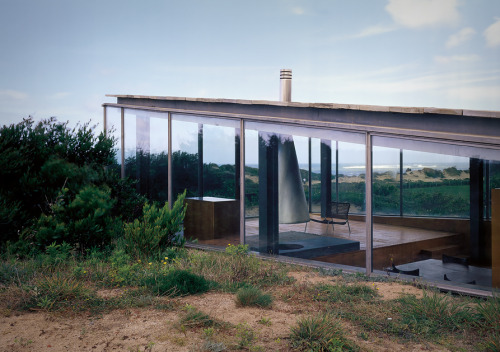 CRISTINA GUEDES & JOSÉ FERNANDO GONÇALVESHOUSE IN OFIR, 2002Ofir, PortugalImages © Alessandra Ch