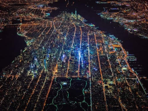 escapekit:  GOTHAM 7.5K Photographer and filmmaker Vincent Laforet has captured stunning high-altitude photos of New York City at night. Flying high above the city of New York, Vincent captured these beautiful shots during a night time helicopter ride. 