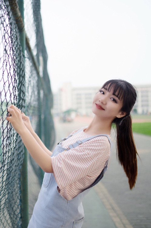k9876s:[汤友投稿]清纯可爱的女友，私底下还有不为人知的另一面啊 真想捏一把这个胸啊，手感一定不错