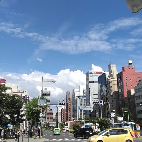 猛暑のヒートアイランド。 ヤバい日が続きますね。 でも、 切り取られた都会の風景は、何故か涼しげ。 そう思うのは、私だけかな? #猛暑　#ヒートアイランド　#大阪　 #都会　#風景　#何故か涼しげ　#