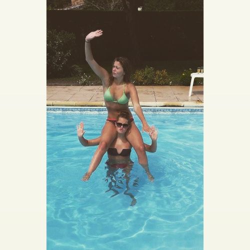 “Naaaaaaaaardine” #blondes #two #girls #vacances #holidays #arcachon #sun #chaleur #perfect #inoubliable #best #girlsgeneration @marie_plsrd 🏄🏼💟😎😍✌🏼️❤️ by alizee.brossier http://ift.tt/1rOlwKl