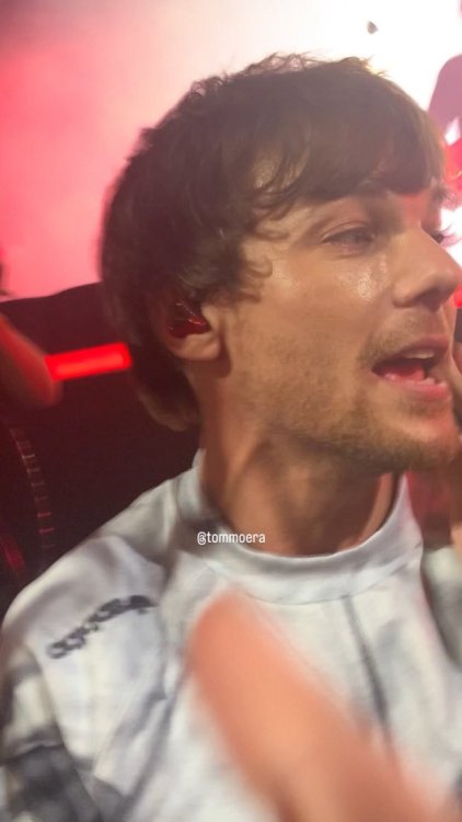 dailytomlinson:Louis up and close during night II in BA - 22.05