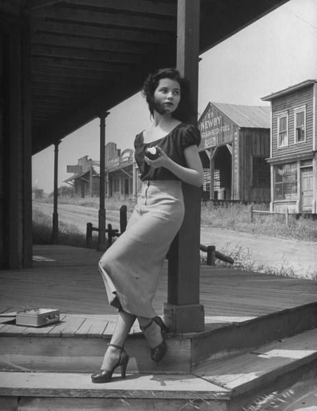 bellalagosa: Debra Paget  Photo by: Peter Stackpole (1949)