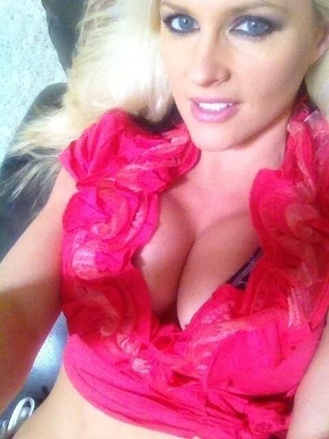 tinajoka:  Hot sizzling woman http://is.gd/JFTghyjPkHe4wRL 