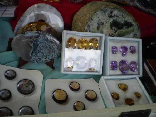 Products made of polished minerals and stones offered for sale during LLA =  Lwóweckie Lato Agatowe 