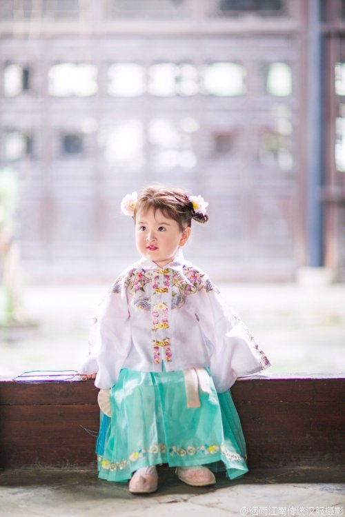 hanfugallery:little girl in traditional chinese hanfu by 烟雨江南传统汉服摄影 Upright-collar Aoqun/袄裙 from 裁云集