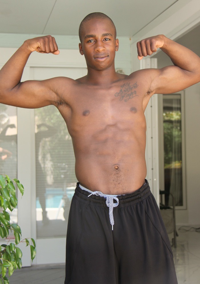 beautifulblackmenfromphilly:  damnthatshytshot:  Ohhhh yea!  that need a tonguehttp://beautifulblackmenfromphilly.tumblr.com/