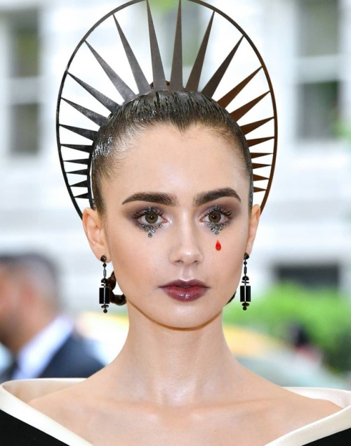 js-official:2018 MET GALA: BEST HEADPIECES, ACCESSORIES AND BEAUTY LOOKS! (PART 1)