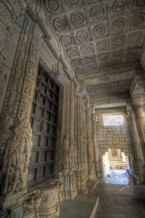 qveer: thephotographerssociety: statues-and-monuments: statues-and-monumentsRanakpur Temple by abmil