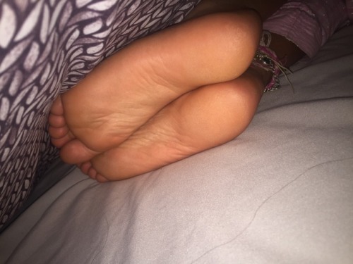 wvfootfetish: enjoymysexyfeet: Under the covers but my feet are still cold. Won’t somebody com