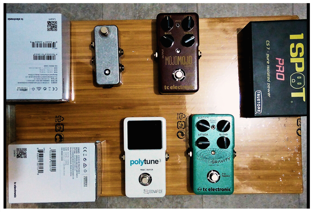 Bought a cutting board and some Velcro and put together my first pedal  board. : r/guitarpedals