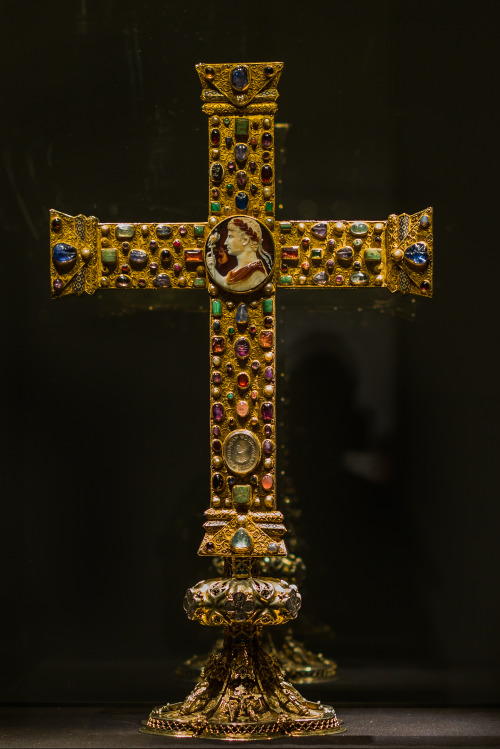 museum-of-artifacts:Cross of Lothair, Carolingian from ~1000AD but containing Roman cameos from the 