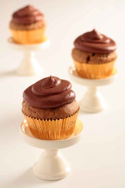 fullcravings:  Banana Cupcakes with Chocolate