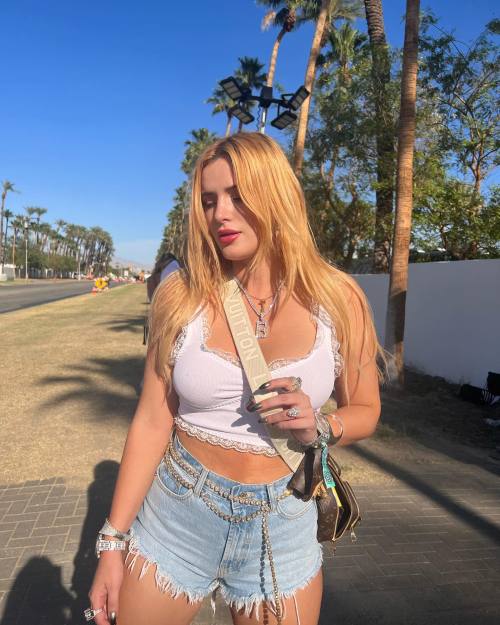 yours-stevie:  Coachella ‘22 🎠