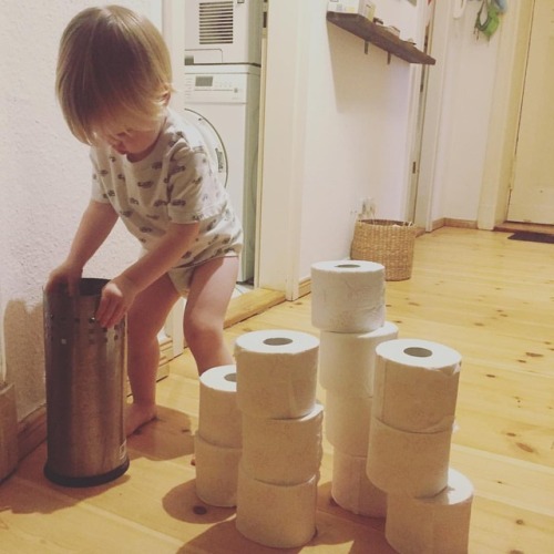 Toilet paper tower time. #toddlerlife #waylonsworld #saturdaymornings (at Berlin - Göhrener Straße)