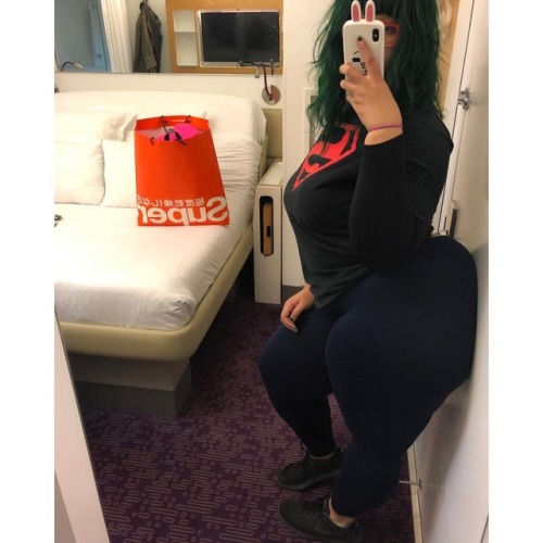 satanticsecretions:I like how my butt squish against the door~