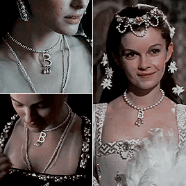 ↳ anne Boleyn + Her Necklace