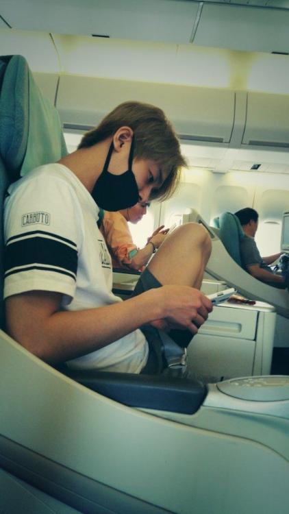 ljoebitch:  140824 NIEL TWITTER UPDATE  흔한 비행기속 연예인 ㄷㄷㄷ… 숨멎… 진짜.. 너무 멋지다..  
