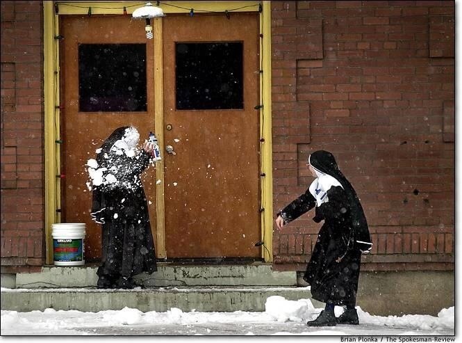 liambeeks:stunningpicture:  Nuns having a snow fight  fucks given? nun.