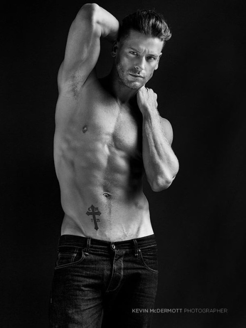 hunkopedia:  Follow Hunk’o’pedia for more hot guys!