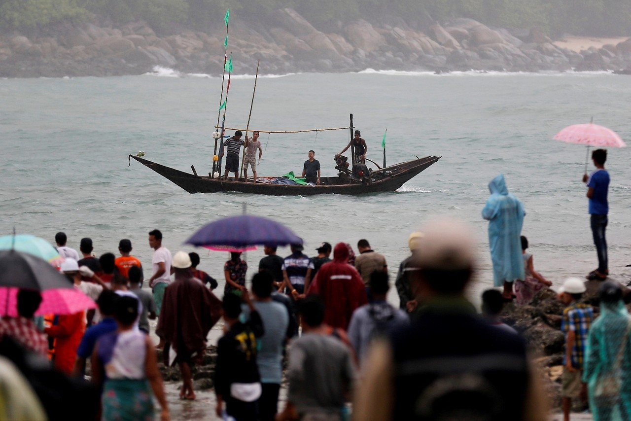 ACCIDENTE AEREO. Encuentran los primeros cuerpos de los pasajeros del avión desaparecido en Myanmar. La Fuerza Aérea de Myanmar confirmó que se hallaron restos del avión militar desaparecido este miércoles en las costas del sureste del país con 116...
