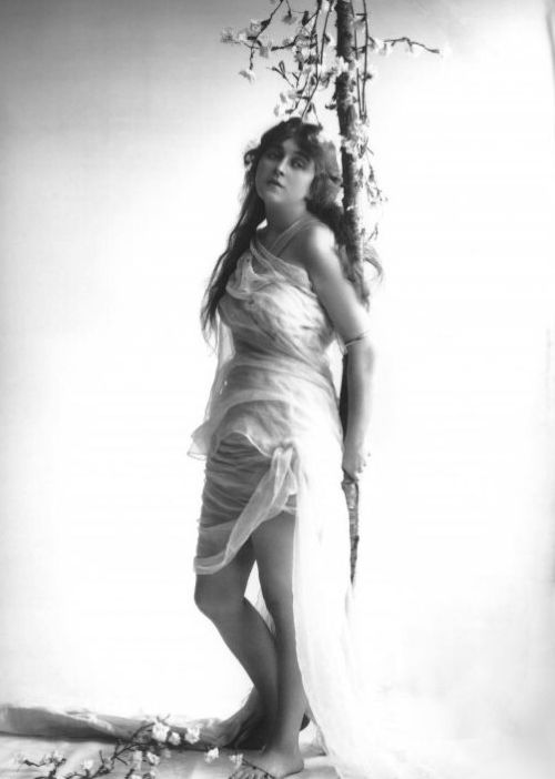 silent–era: Vivien Maxwell photographed by Bassano, 1911