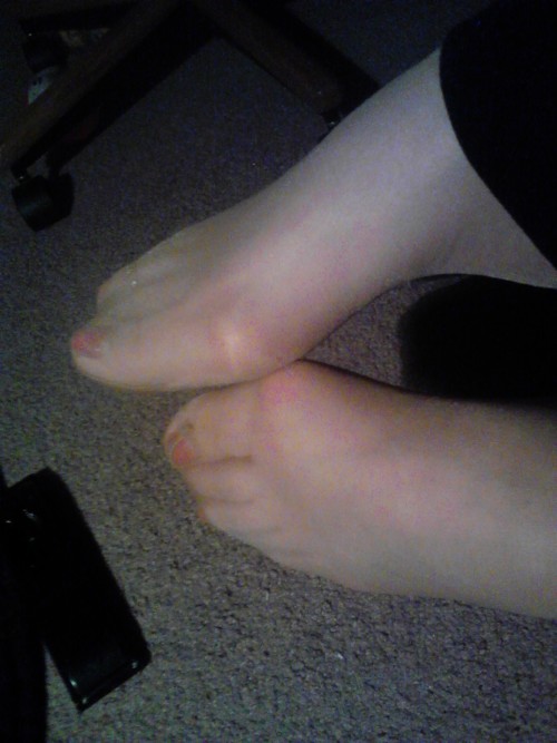 ohiohosewolf:Another set of Angelica’s #nylonclad feet.